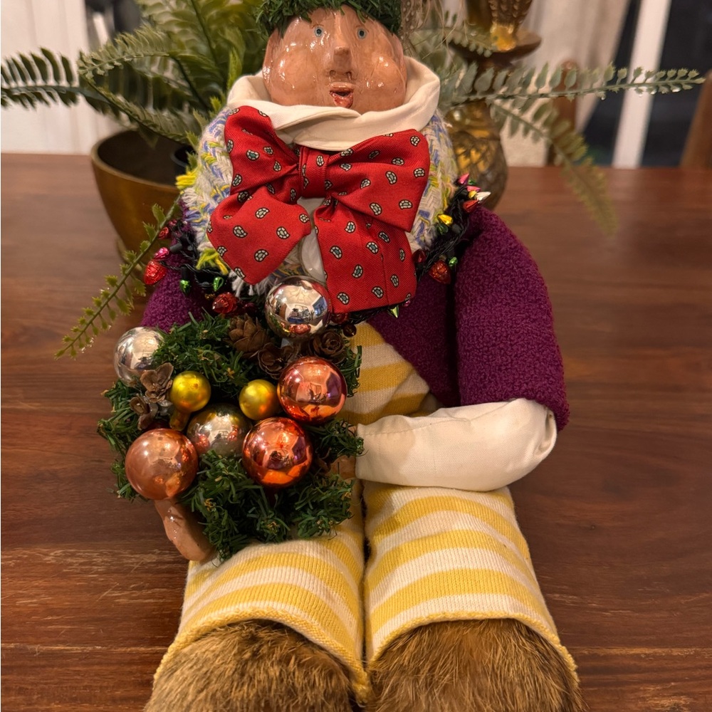 Festive Holiday Caroler Figurine similar to Beyers Choice Caroler